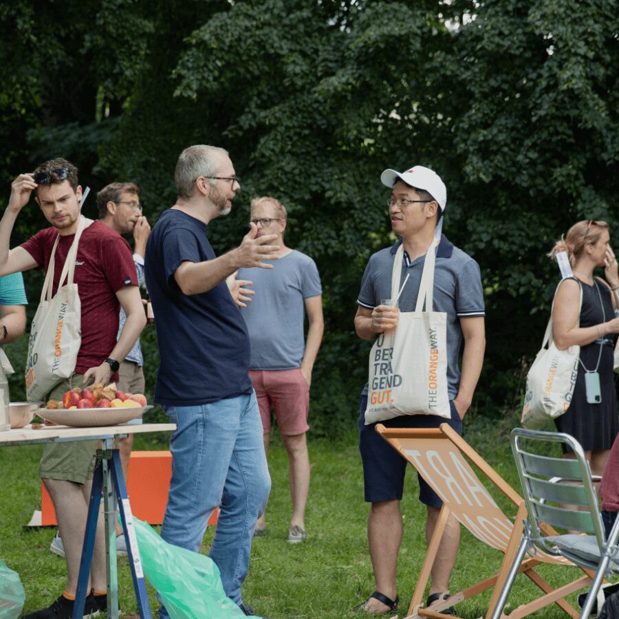 Teammitglieder, die sich auf einem Team-Event unterhalten