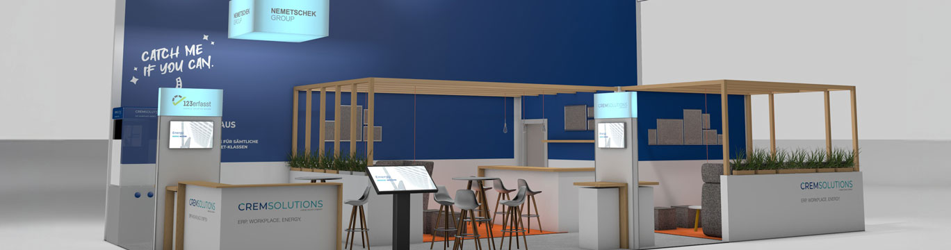 Detailansicht eines modernen Messestands mit blauem Branding, Countern, Sitzbereich, Pflanzen und digitalen Displays
