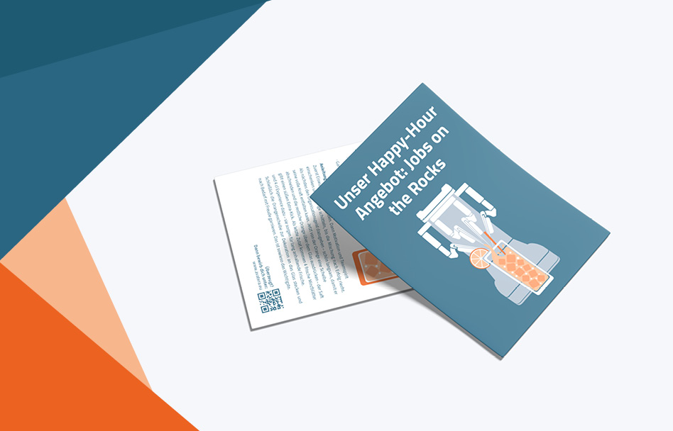 Zwei übereinanderliegende Postkarten. Oben ist eine blau gestaltete Karte mit der Aufschrift „Unser Happy-Hour Angebot: Jobs on the Rocks“ und Illustration eines Cocktailmixers, darunter eine Karte mit Fließtext und QR-Code
