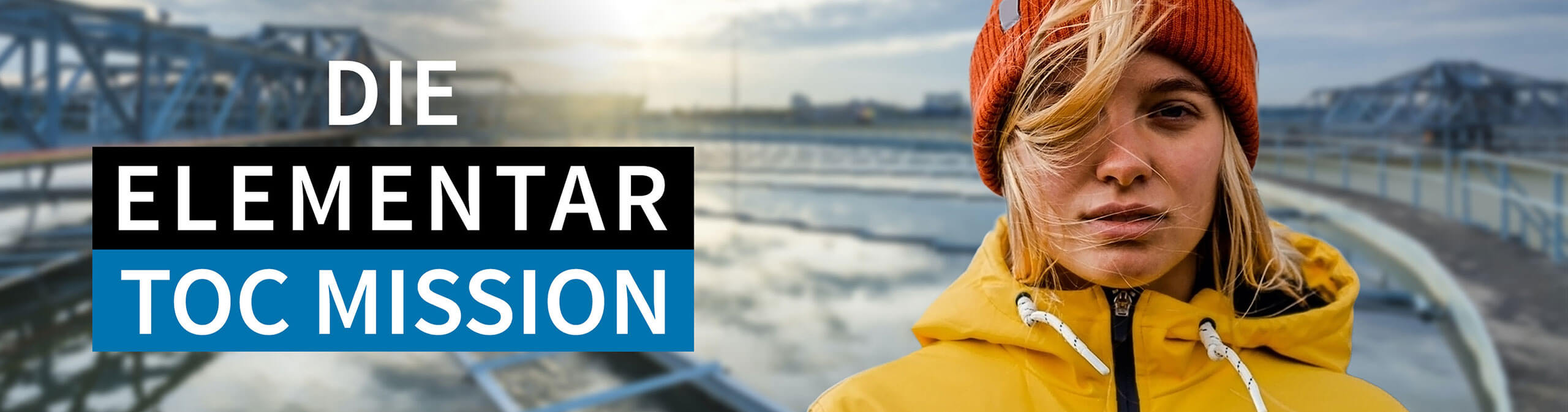 Porträt einer Frau mit orangefarbener Mütze und gelber Jacke vor einer Wasseranlage. Daneben ist der Schriftzug „Die Elementar TOC Mission“