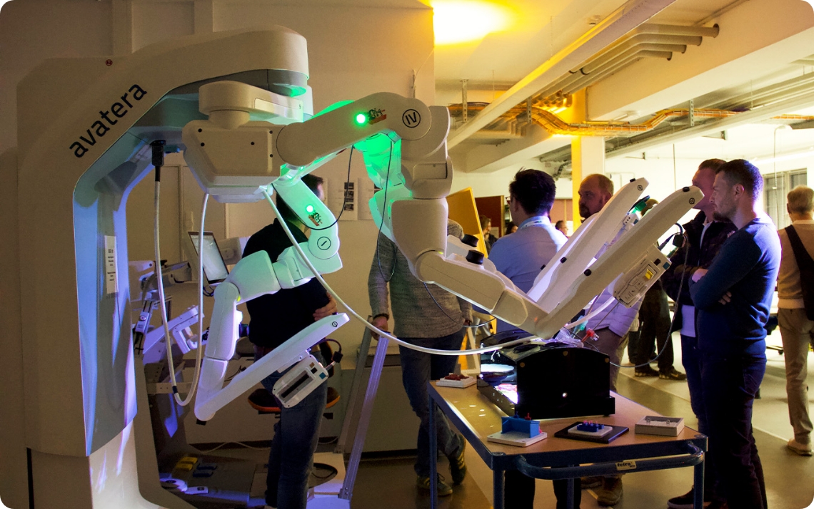 Vorführung robotergestützter Medizintechnik im direkten Austausch mit interessierten Besuchenden
