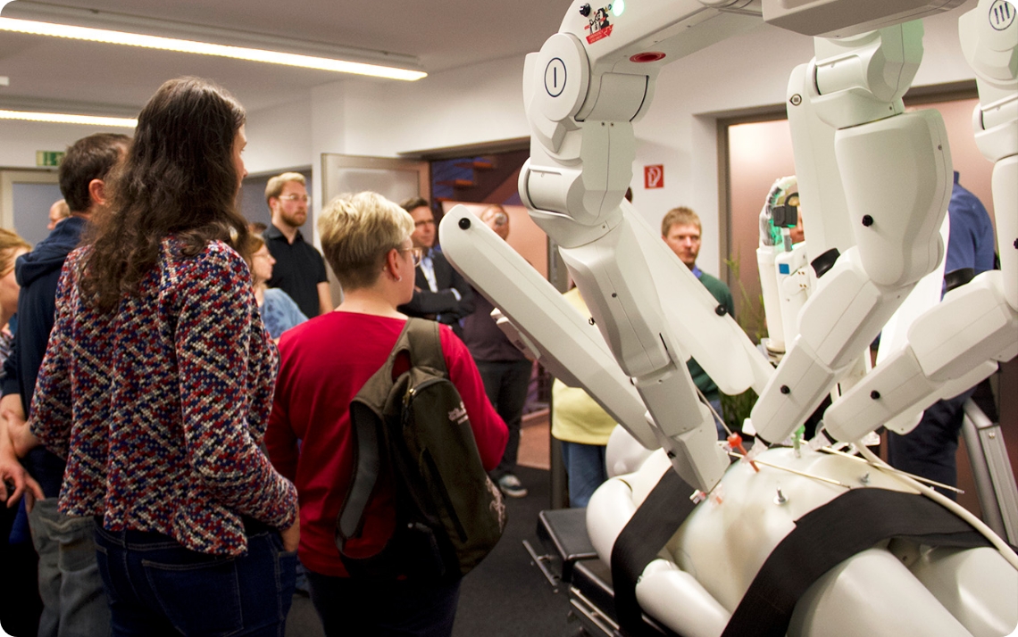 Vorführung robotergestützter Medizintechnik im Austausch mit interessierten Besuchenden