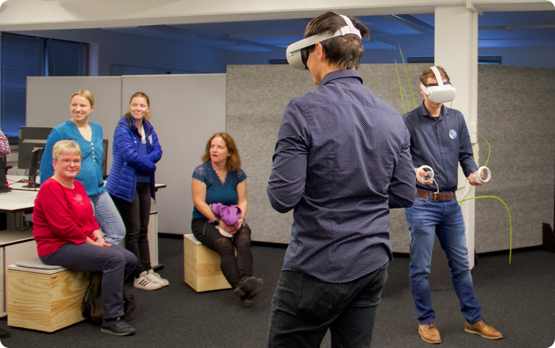 Interaktive VR-Anwendung im Team, bei der neue Technologien gemeinsam ausprobiert und erlebt werden