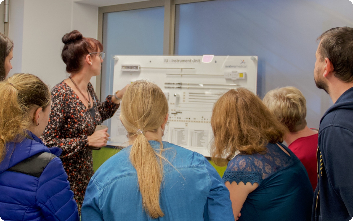 Einweisung in medizinische Instrumente im direkten Austausch mit einer kleinen Gruppe von Teilnehmenden