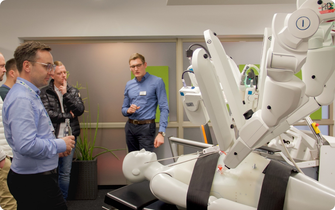 Live-Demonstration eines robotergestützten Systems im medizinischen Umfeld, bei der Fachbesucher die Anwendung aus nächster Nähe erleben