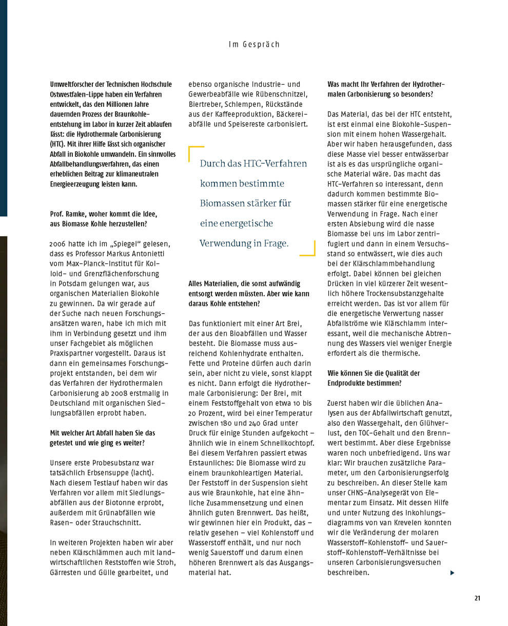 Magazinseite mit einem Interviewtext zur hydrothermalen Carbonisierung. Mehrere Textspalten erklären die Umwandlung von Biomasse in biokohleähnliches Material sowie Einsatzmöglichkeiten und Vorteile des Verfahrens. In der Mitte hebt ein Zitat die energetische Nutzung bestimmter Biomassen hervor