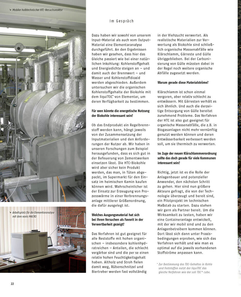 Magazinseite mit einem Interviewtext zur Verarbeitung von Biomasse und zur Nutzung von Biokohle. Links sind Fotos von technischen Anlagen und einem Laborarbeitsplatz zu sehen. Rechts stehen mehrere Textabschnitte mit Fragen und Antworten zu Verfahren, Materialien und Einsatzmöglichkeiten