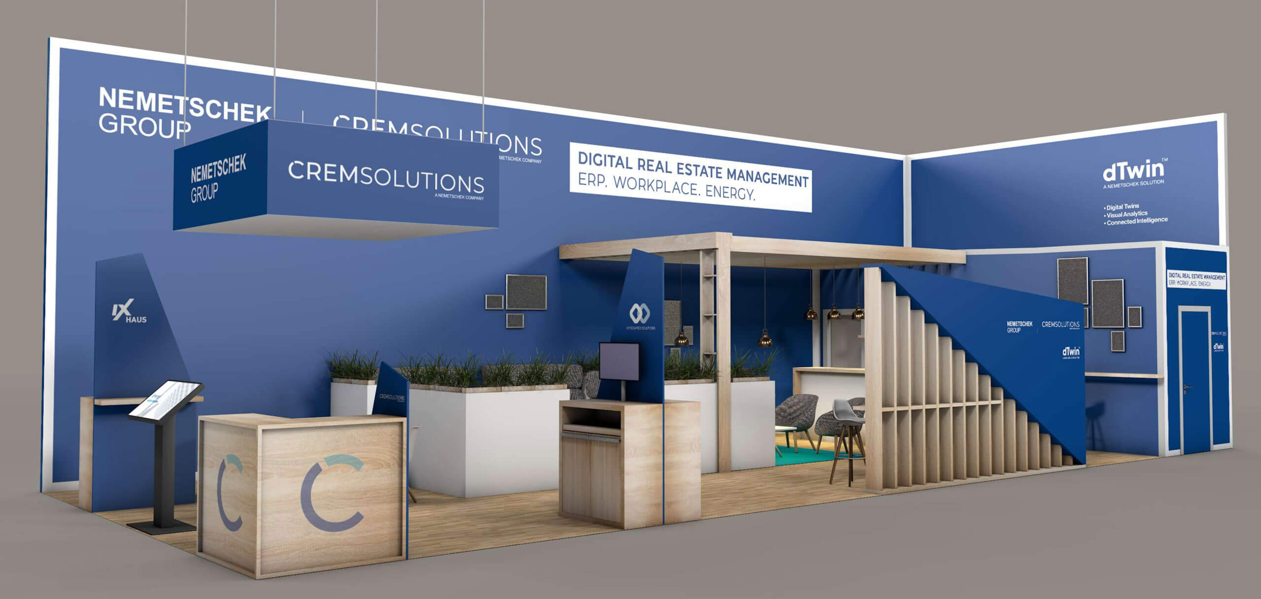 3D Messestand für CREMSOLUTIONS und die Nemetschek Group. Offene Struktur mit Empfang, Präsentation und Lounge. Blaue Markenflächen treffen auf helle Holz- und Pflanzenelemente. Prägnante Treppenkonstruktion als visuelles Highlight und Zonierungselement
