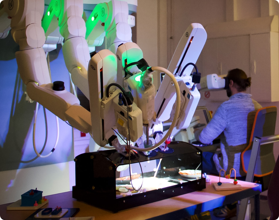 Technologiedemonstration eines chirurgischen Assistenzsystems in realitätsnaher Anwendung