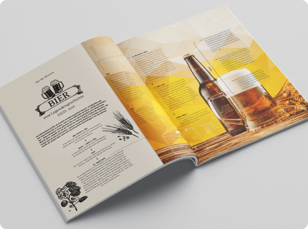 Aufgeschlagenes Magazin mit Doppelseite zum Thema Bier, links historischer Text, rechts Bierflasche und Glas
