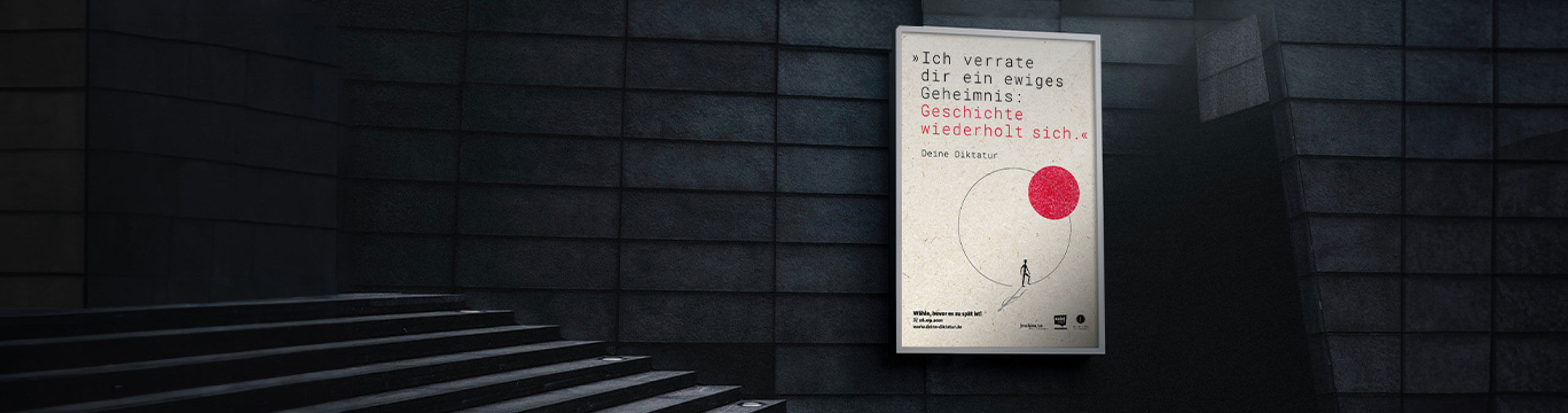 Großes Kampagnenplakat „Deine Diktatur“ neben einer Treppe mit Botschaft zur Wahlbeteiligung