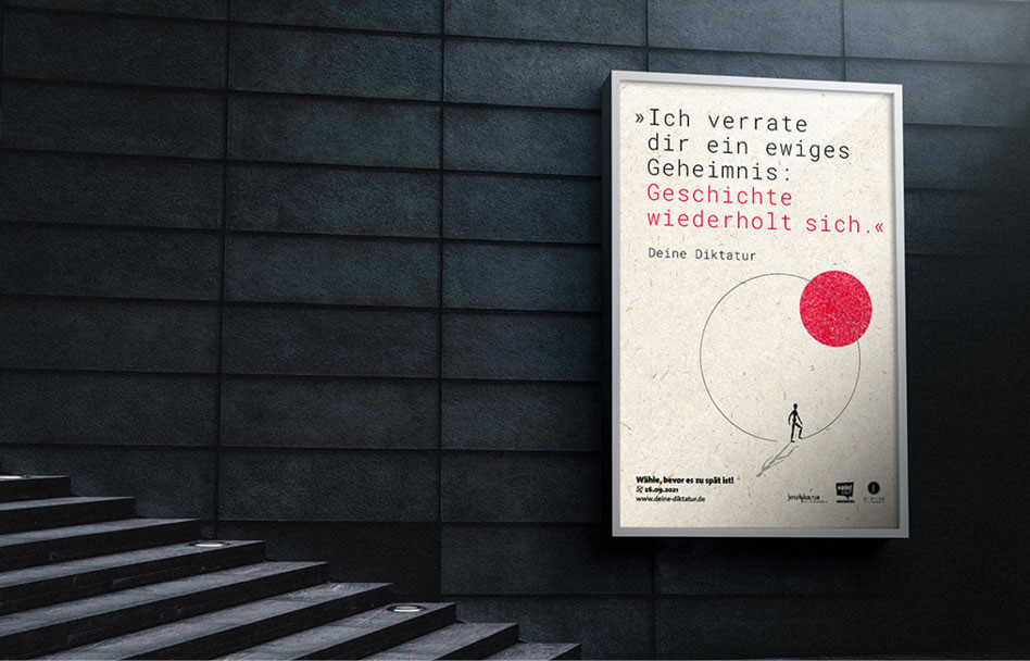 Großes Kampagnenplakat „Deine Diktatur“ neben einer Treppe mit Botschaft zur Wahlbeteiligung