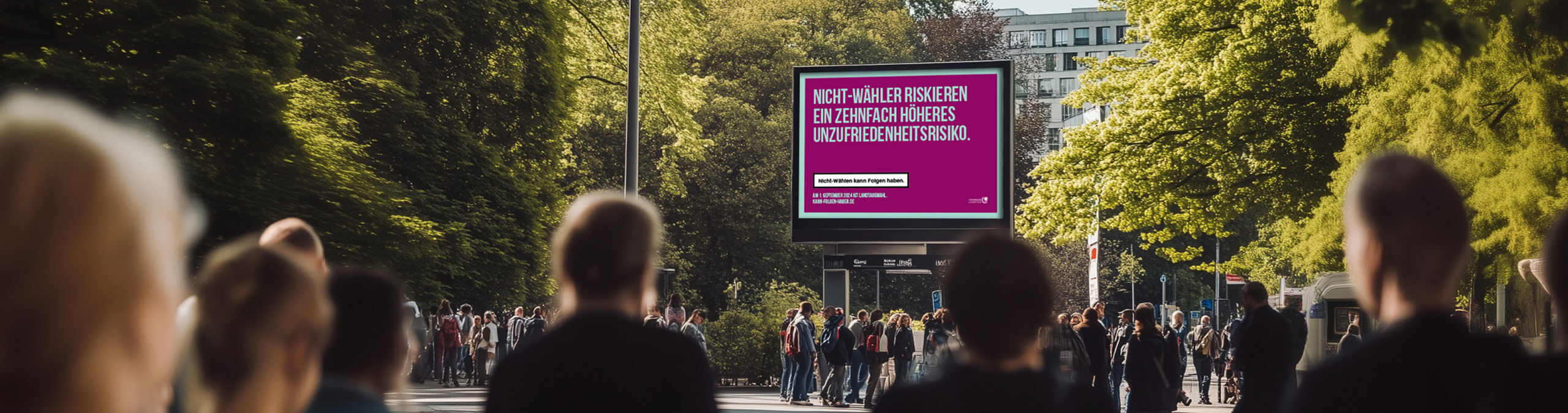 Digitales Großflächenplakat zur Wahlkampagne des Thüringer Landtags mit Botschaft zur Wahlbeteiligung im urbanen Umfeld