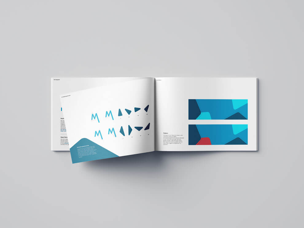 Aufgeschlagenes CD-Handbuch mit Logo- und Gestaltungselementen von Last Mile Optimizer