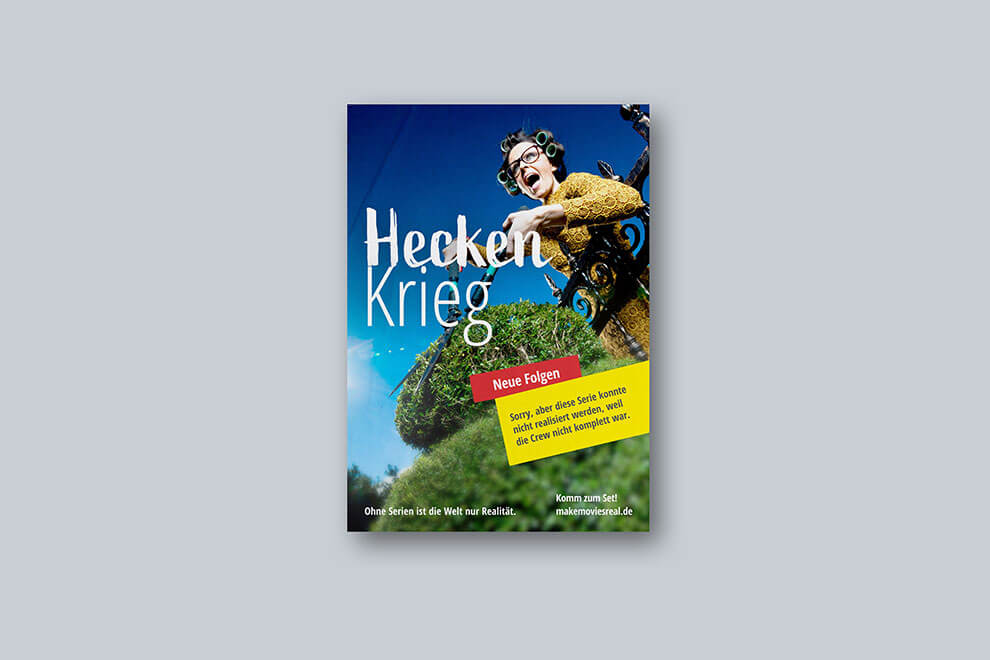 Plakat zeigt eine Frau beim Heckenschneiden auf einer großen Hecke. Ein Hinweis informiert, dass die Serie nicht realisiert werden konnte, weil die Crew nicht komplett war.