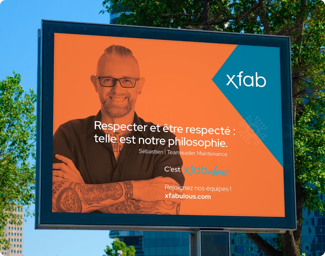 Großes Außenplakat des Unternehmens X-FAB mit Porträt eines Mitarbeiters und französischer Botschaft über Respekt als zentrale Unternehmensphilosophie sowie Einladung, Teil des Teams zu werden