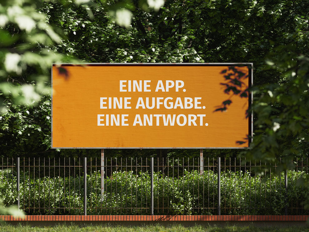 Großes Werbeplakat im Außenbereich mit dem Slogan „Eine App. Eine Aufgabe. Eine Antwort.“ als Hinweis auf eine digitale Lösung, die Unterstützung und Informationen für unterschiedliche Lebenssituationen bündelt