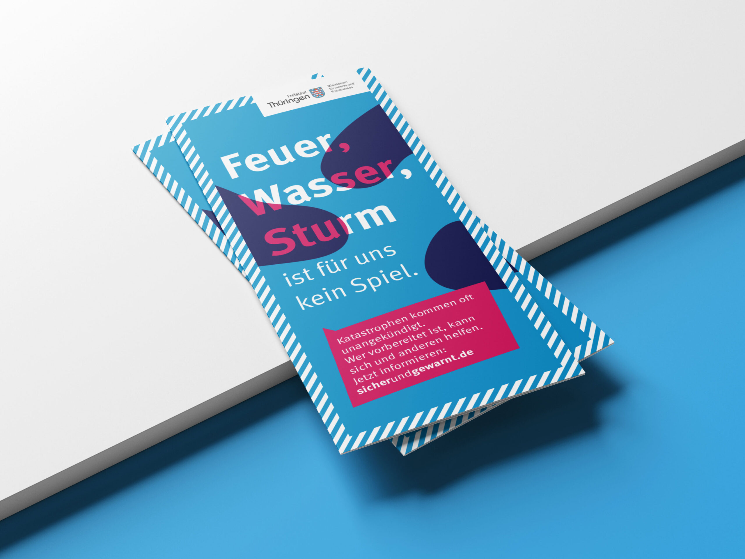 Gefalteter Informationsflyer zum Katastrophenschutz in Thüringen mit dem Hinweis, dass Feuer, Wasser und Sturm keine Spiele sind, sowie Aufforderung zur Vorsorge und Information über mögliche Gefahren