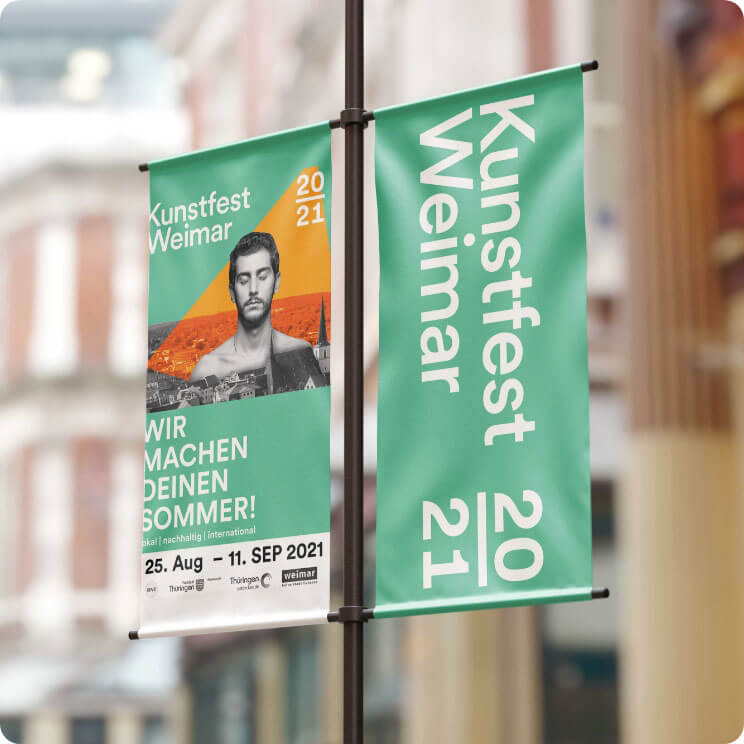 Straßenbanner zum Kunstfest Weimar 2021 an einer Laterne in der Innenstadt