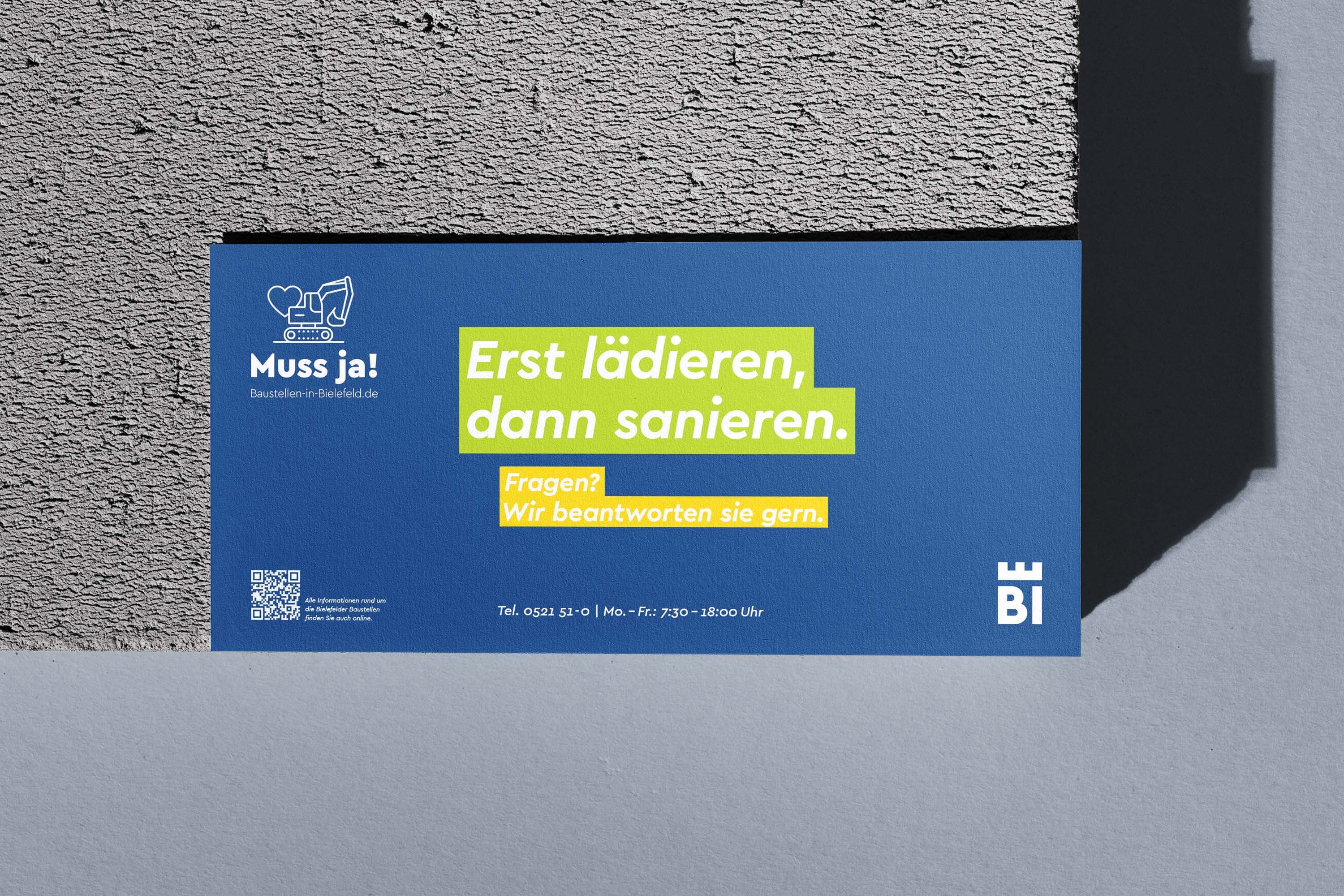 Informationsplakat der Kampagne „Muss ja!“ der Stadt Bielefeld zur Baustellenkommunikation mit Servicehinweis für Bürgerinnen und Bürger