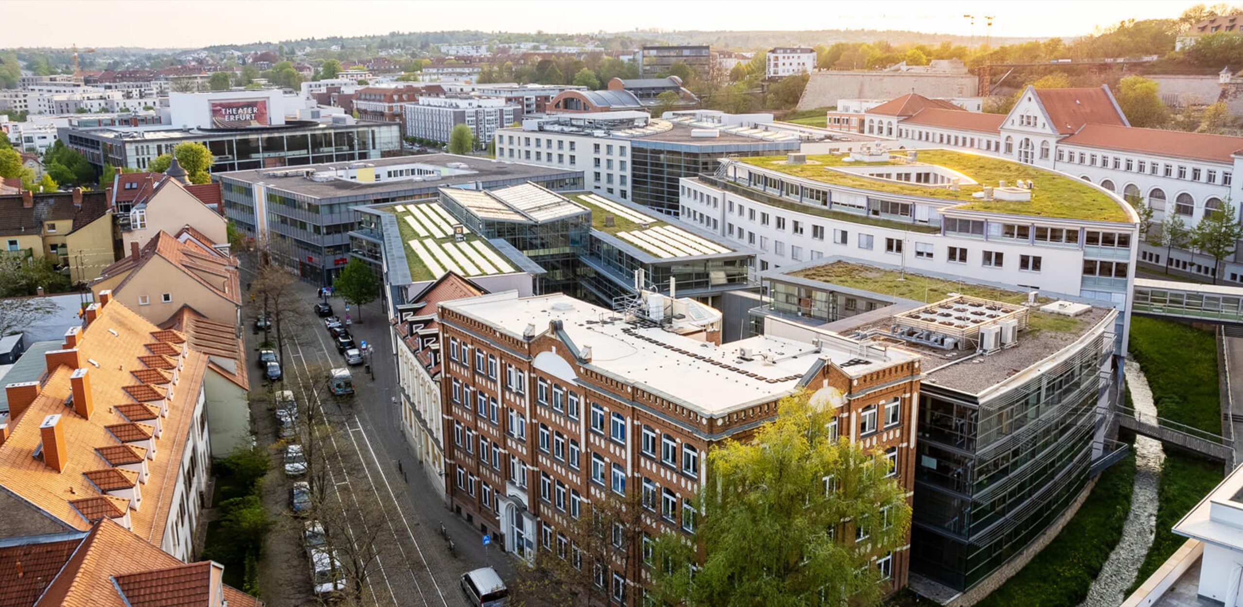 Stadtansicht von Erfurt mit dem Theater Erfurt und umliegenden Gebäuden