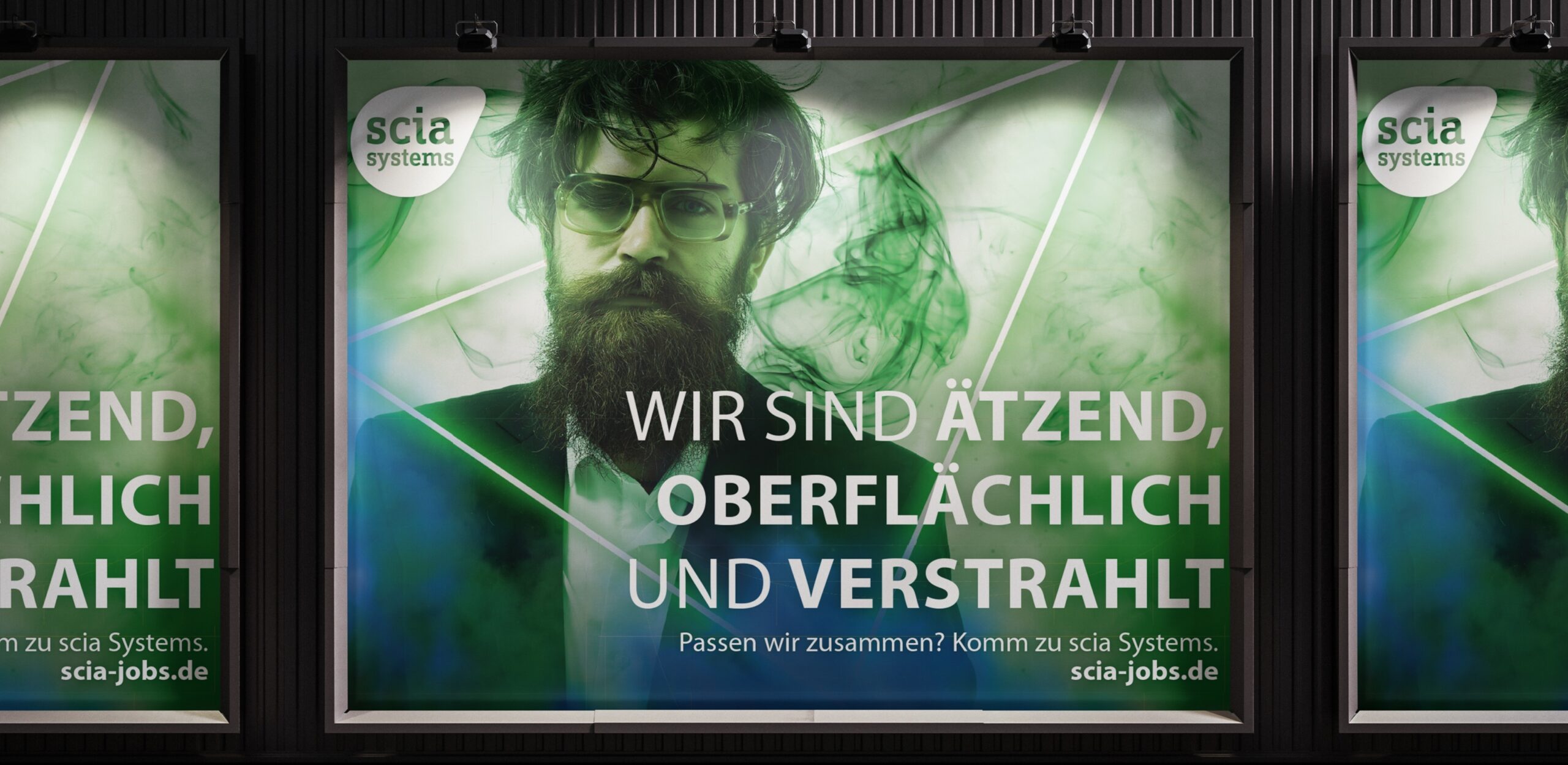 Großflächenplakat von scia systems mit Porträt eines bärtigen Mannes vor grünem, technisch wirkendem Hintergrund und dem Recruiting-Slogan „Wir sind ätzend, oberflächlich und verstrahlt“