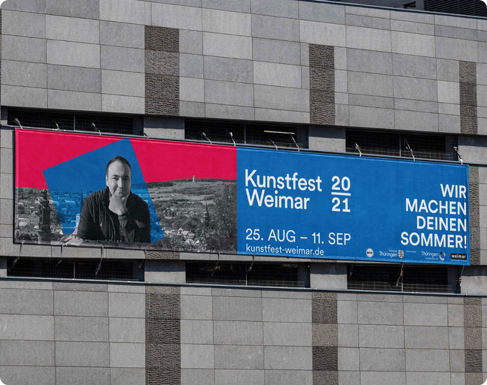 Großes Werbebanner für das Kunstfest Weimar 2021 an einer Gebäudefassade