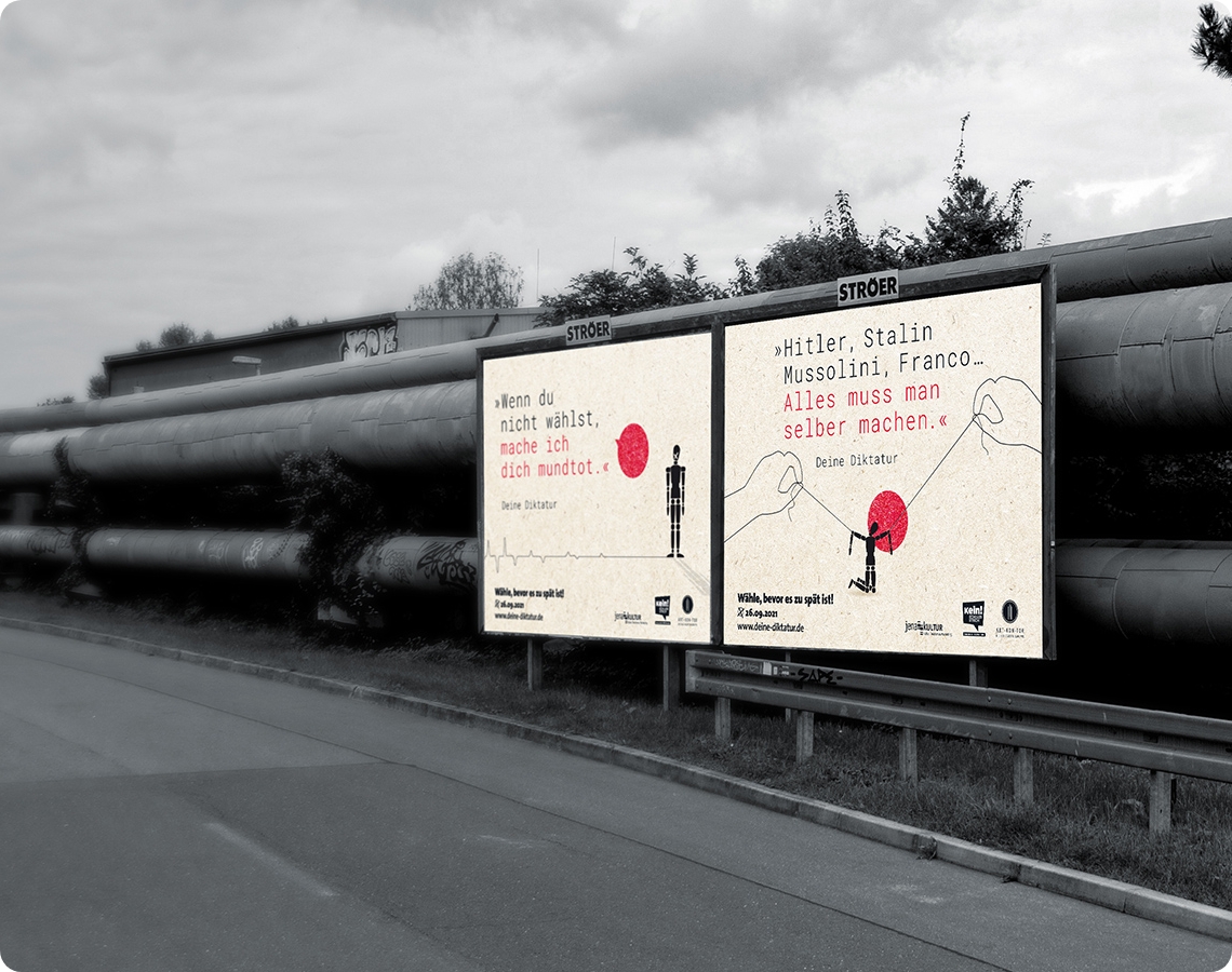 Zwei Wahlplakate der Kampagne „Deine Diktatur“ an einer Straße, die zur Teilnahme an der Wahl auffordern