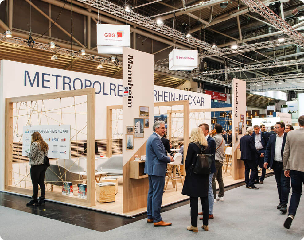 Messestand der Metropolregion Rhein-Neckar mit Besucherinnen und Besuchern