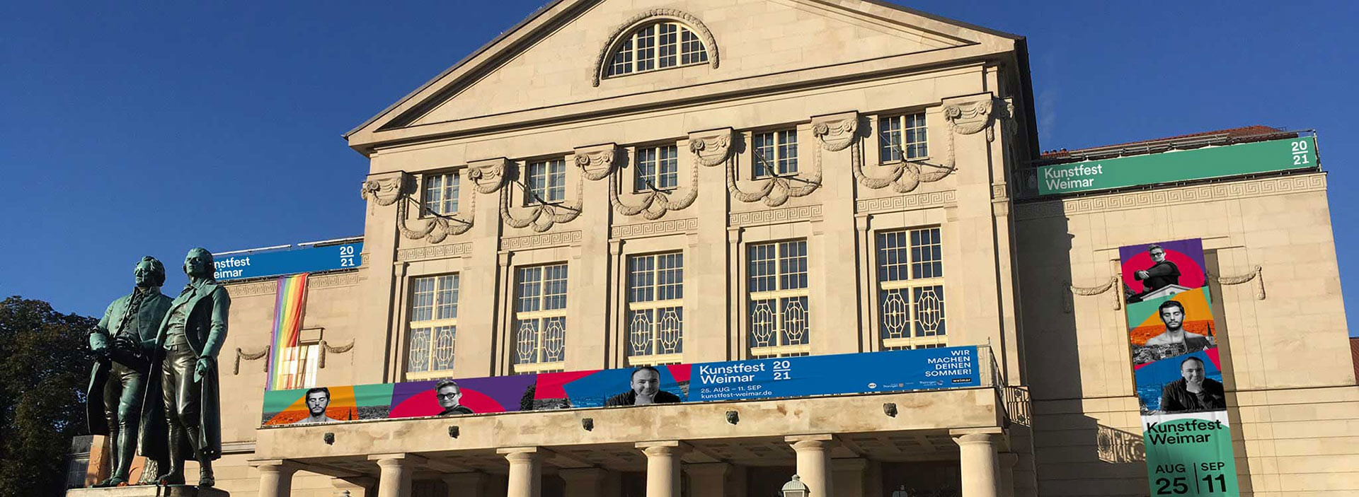 Gebäude des Deutschen Nationaltheaters Weimar mit großflächiger Außenwerbung für das Kunstfest Weimar