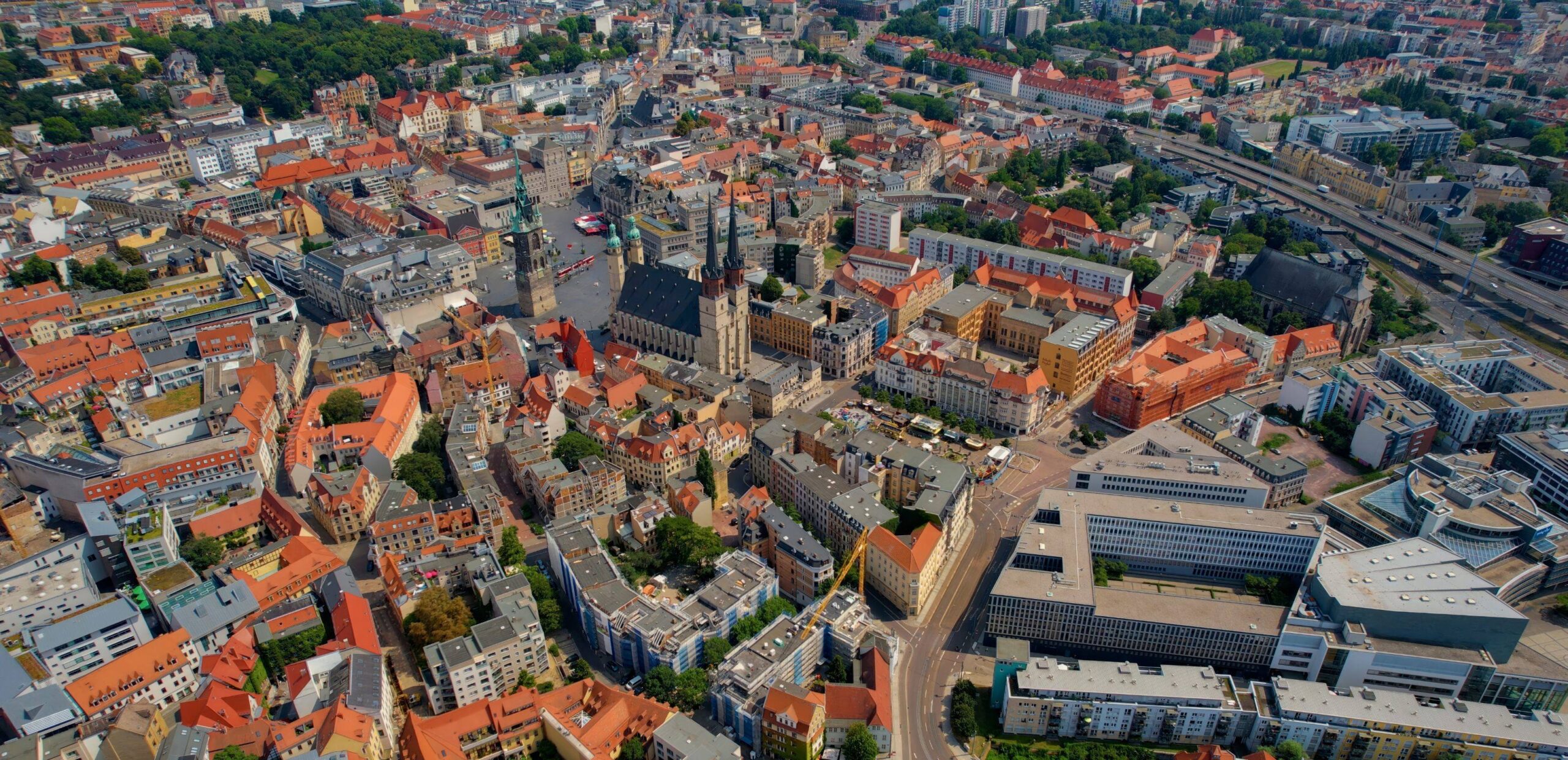 Luftaufnahme der Innenstadt von Halle (Saale) mit Marktplatz, Marktkirche und umliegenden historischen Gebäuden sowie modernen Verwaltungs- und Geschäftsgebäuden