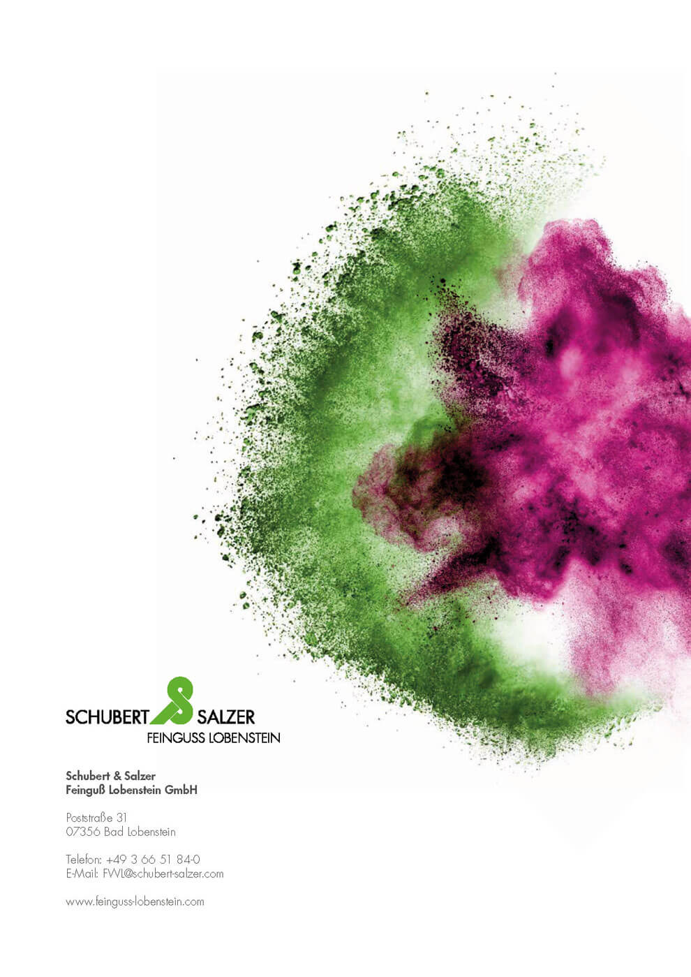 Metallisches Turbinenbauteil vor weißem Hintergrund, aus dem grüne und magentafarbene Farbpigmente explosionsartig herausstieben, begleitet vom Slogan „In Qualität gegossen“ und dem Logo von Schubert & Salzer Feinguss Lobenstein