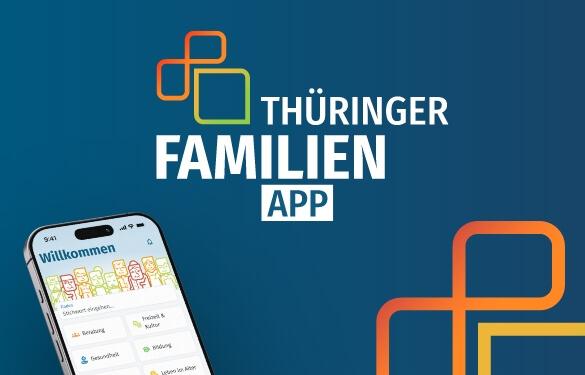 Logo der Thüringer Familien-App auf blauem Hintergrund neben der Abbildung eines Smartphones mit geöffneter App-Oberfläche, die verschiedene Unterstützungs- und Informationsangebote für Familien zeigt