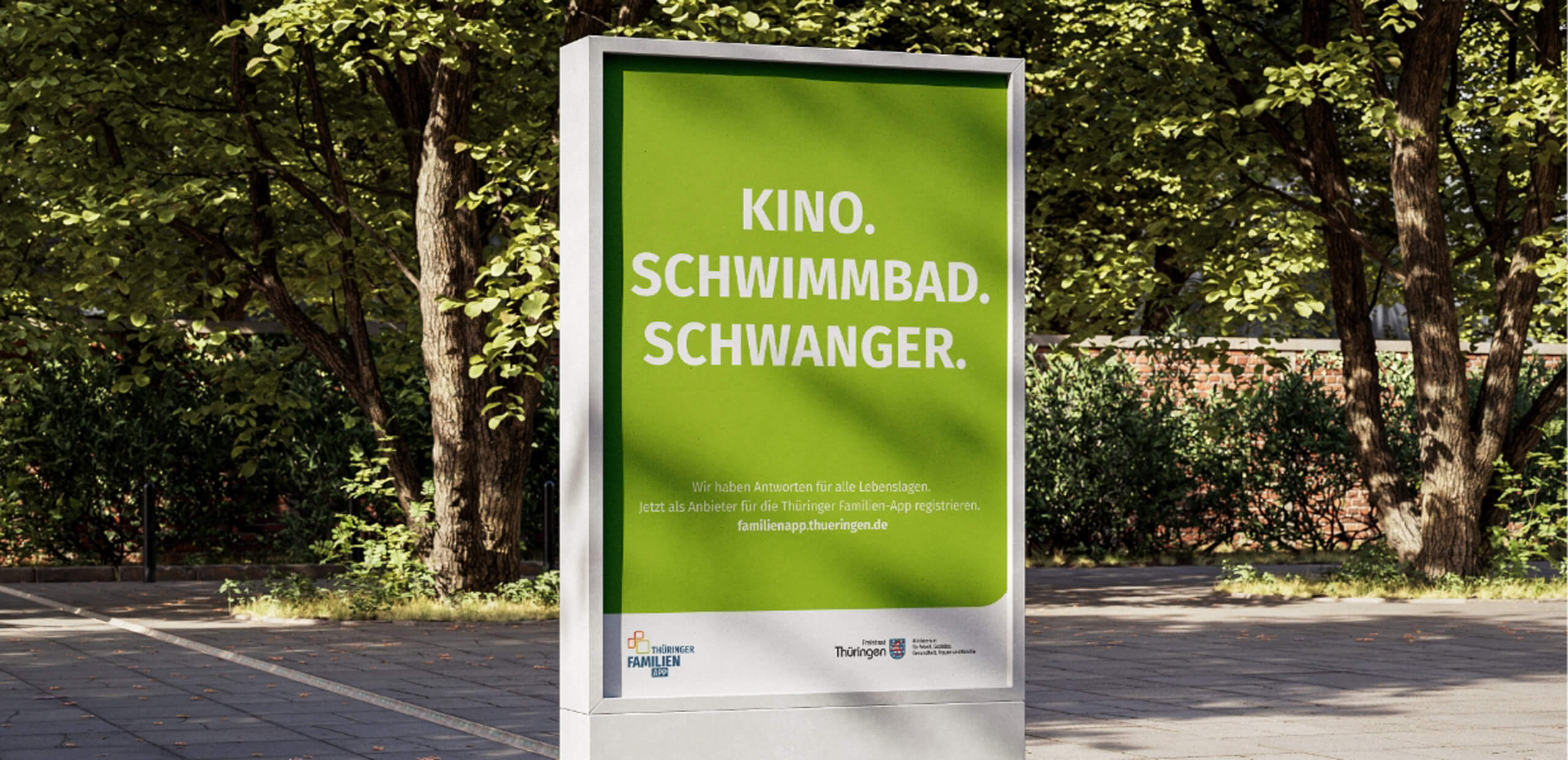 Plakat der Thüringer Familien-App im öffentlichen Raum mit den Stichworten Kino, Schwimmbad und Schwanger als Beispiele für Freizeit- und Beratungsangebote in unterschiedlichen Lebenssituationen