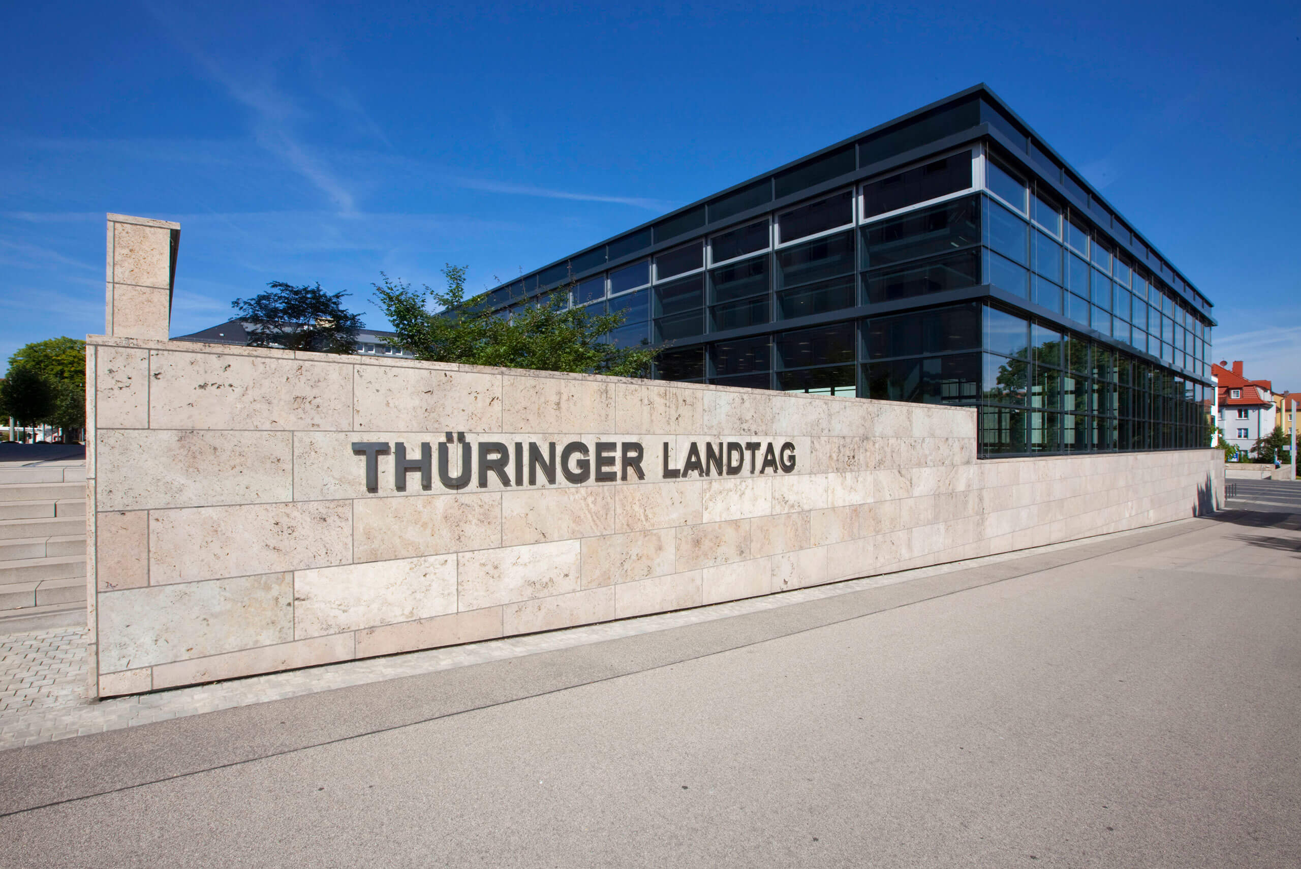 Gebäude des Thüringer Landtags in Erfurt mit moderner Glasfassade und Schriftzug am Eingang des Parlaments
