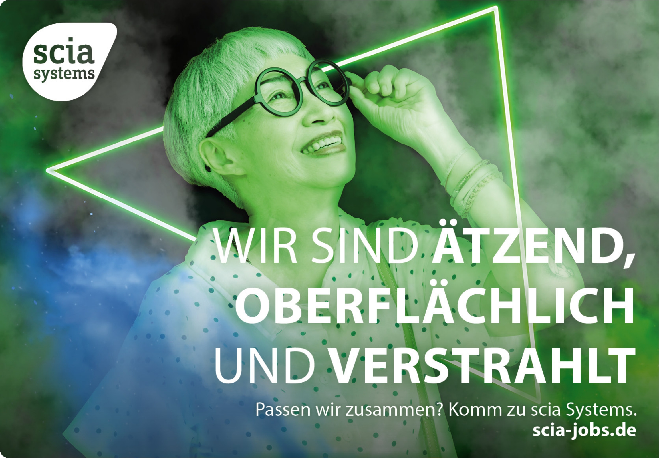 Porträt einer lächelnden Frau mit runder Brille vor grünem, futuristischem Hintergrund und dem Recruiting-Slogan „Wir sind ätzend, oberflächlich und verstrahlt“ von scia systems