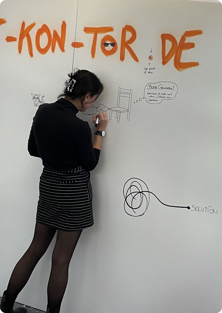 19 Mitarbeiterin zeichnet Ideen an Whiteboard im Kreativbüro als Bildmotiv für Konzeptentwicklung und Teamarbeit
