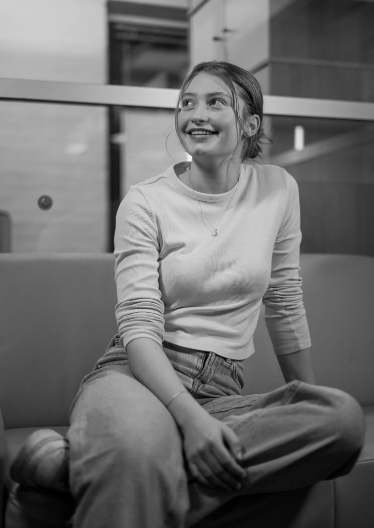 Porträt einer jungen Frau in moderner Arbeitsumgebung als Bildmotiv für Ausbildung und Nachwuchskräftegewinnung