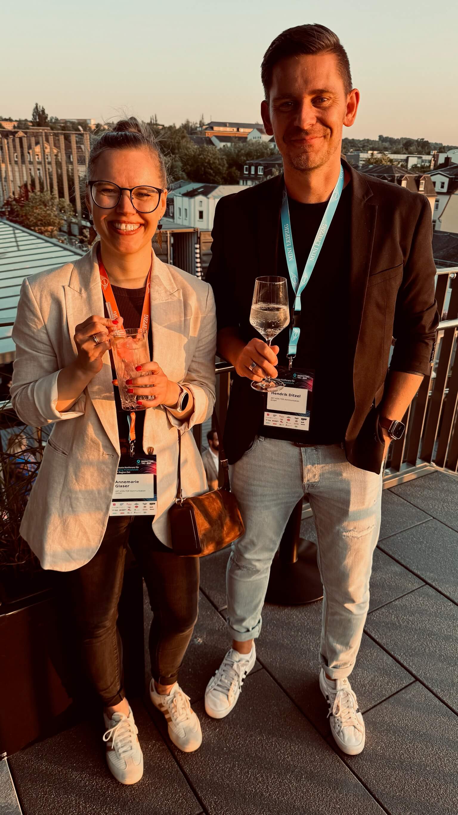 Marketingtage_Ost Zwei Teilnehmende bei Networking-Event auf Dachterrasse während Marketingkonferenz im Abendlicht